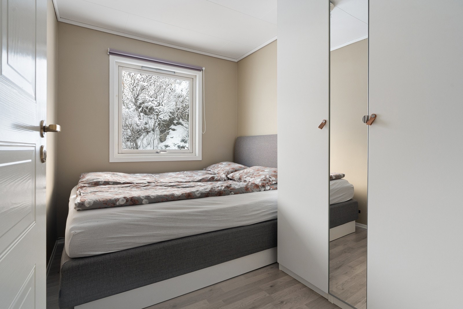 Soverom 2 med garderobeskap.