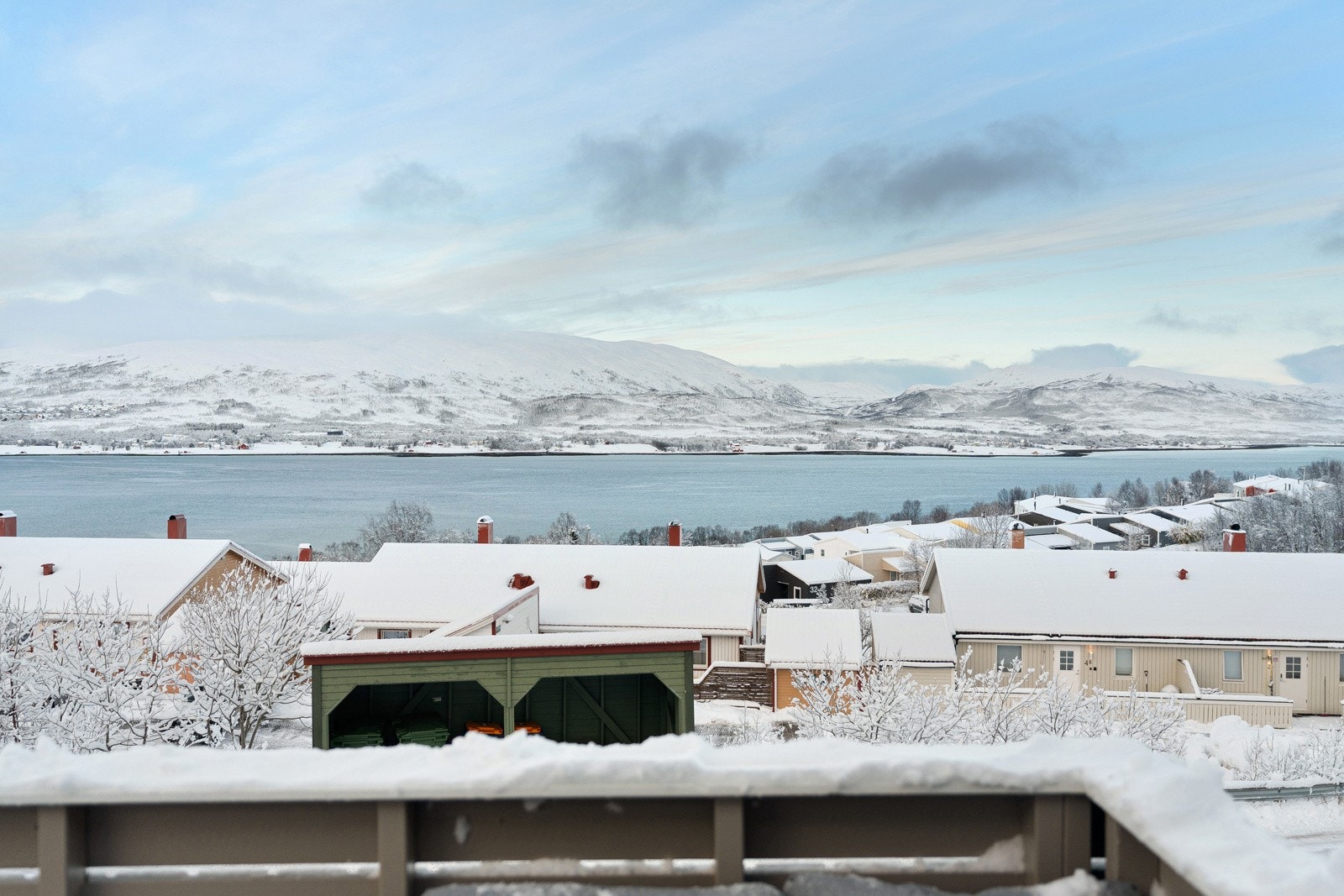 Fra verandaen kan du nyte fantastisk utsikt mot vest, samt gode solforhold.