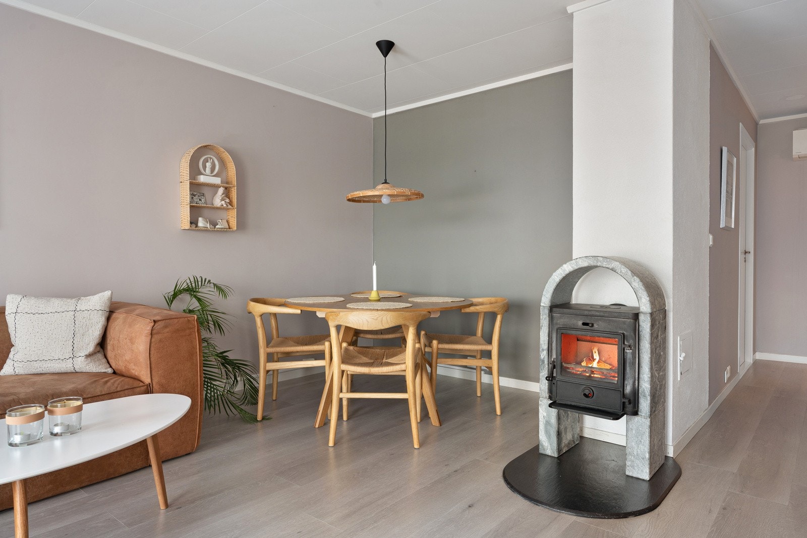 Det er også plass til spisebord på stuen, i tillegg til overgangen mot kjøkken.