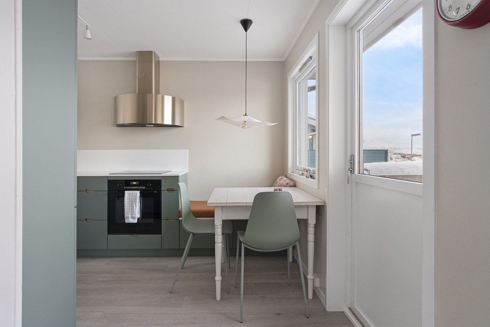 Plassbygd sittebenk på kjøkken.