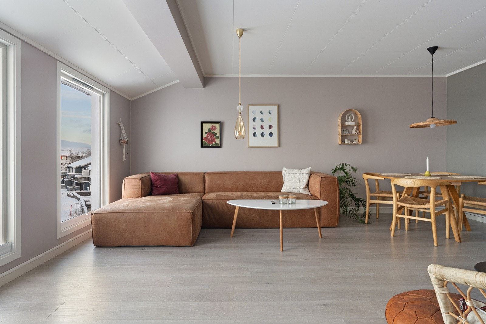 Rommets utforming gjør det enkelt å møblere, og du har god plass til spisebord.