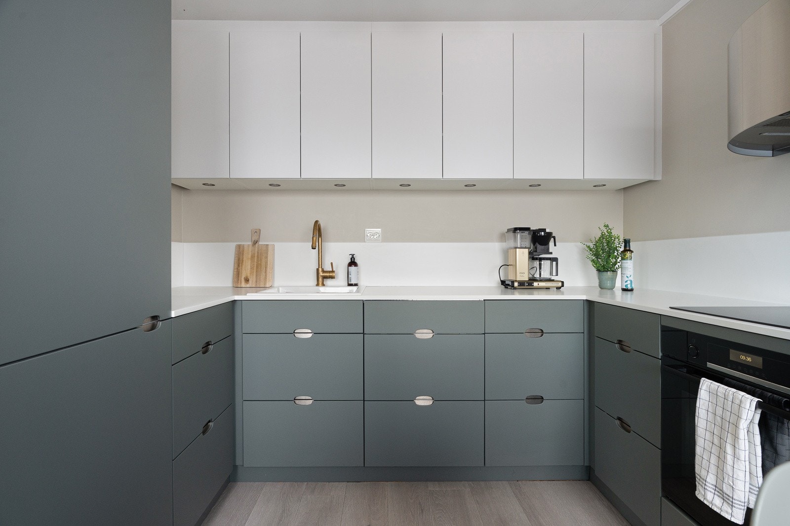 Kjøkkenet er utstyrt med integrerte hvitevarer som kjøleskap, oppvaskmaskin med vannstoppsystem, induksjonstopp med komfyrvakt og stekeovn.