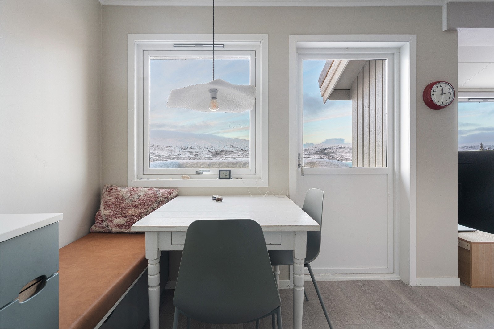 Flott utsikt mot havet og fjellene på Kvaløya.