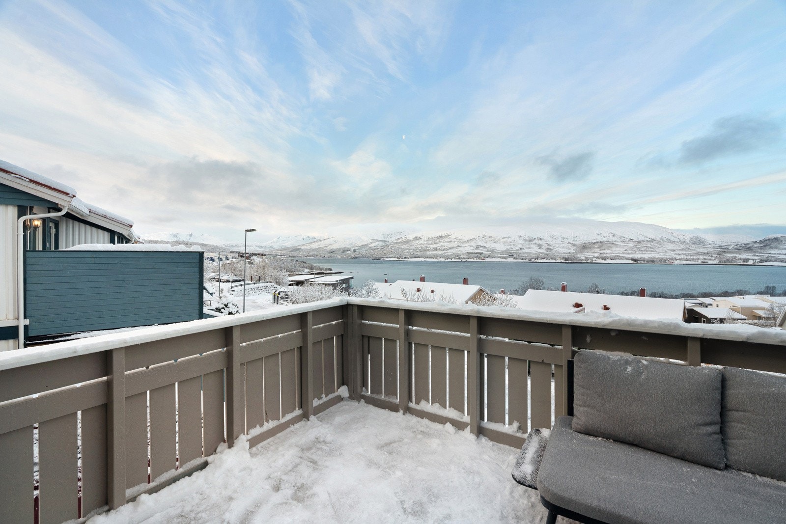 Vestvendt veranda med nydelige sol- og utsiktsforhold.