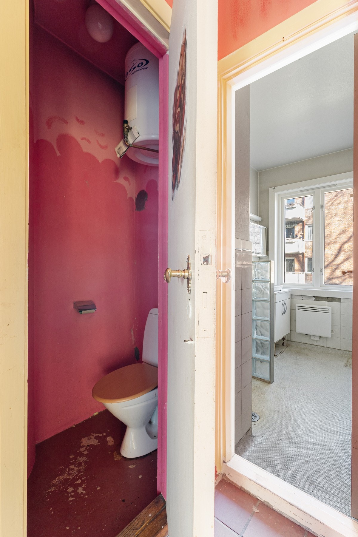 Separat WC vegg-i-vegg med badet Galleribilde