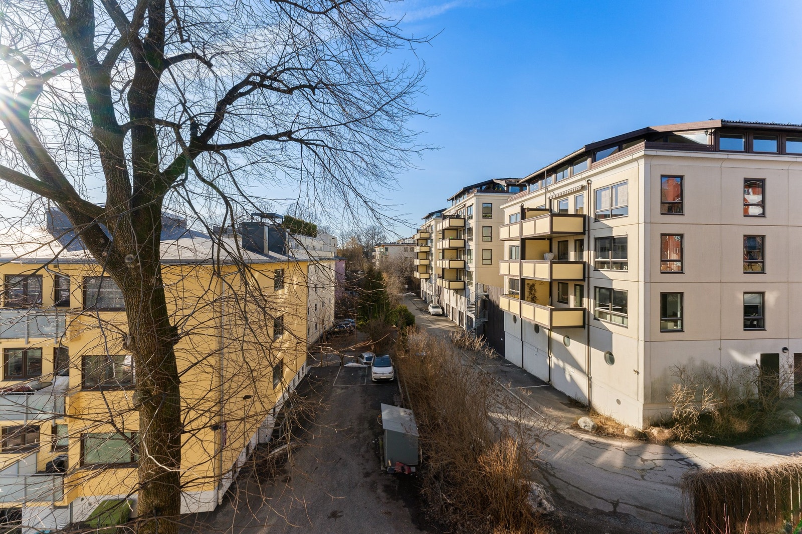 Balkong med utsyn mot bakgård og kveldssol! Galleribilde