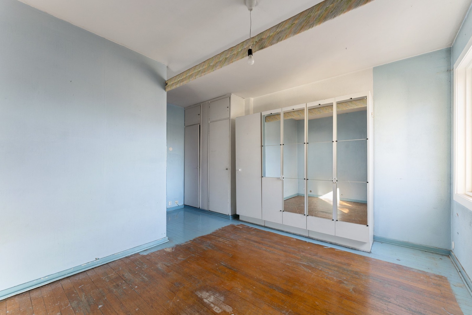 Hovedsoverom med god plass til garderobe. Her er det også plassbygde skap som kan åpnes opp Galleribilde