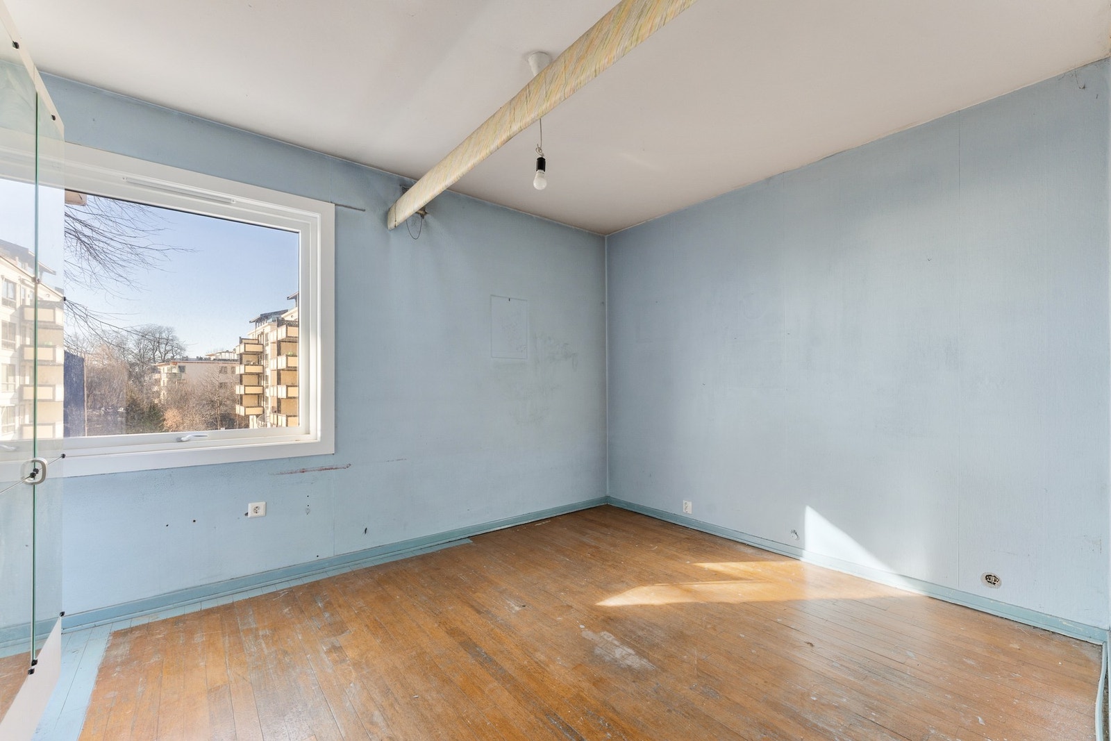 Hovedsoverom med god plass til garderobe. Her er det også plassbygde skap som kan åpnes opp Galleribilde