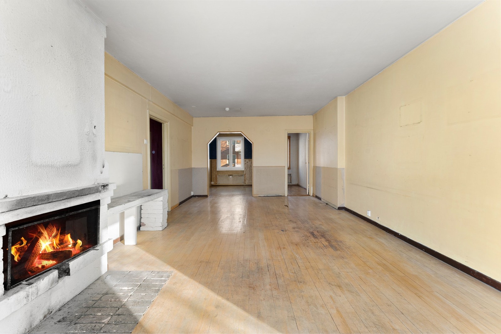 Stor og åpen stue med lys inn fra tre sider Galleribilde