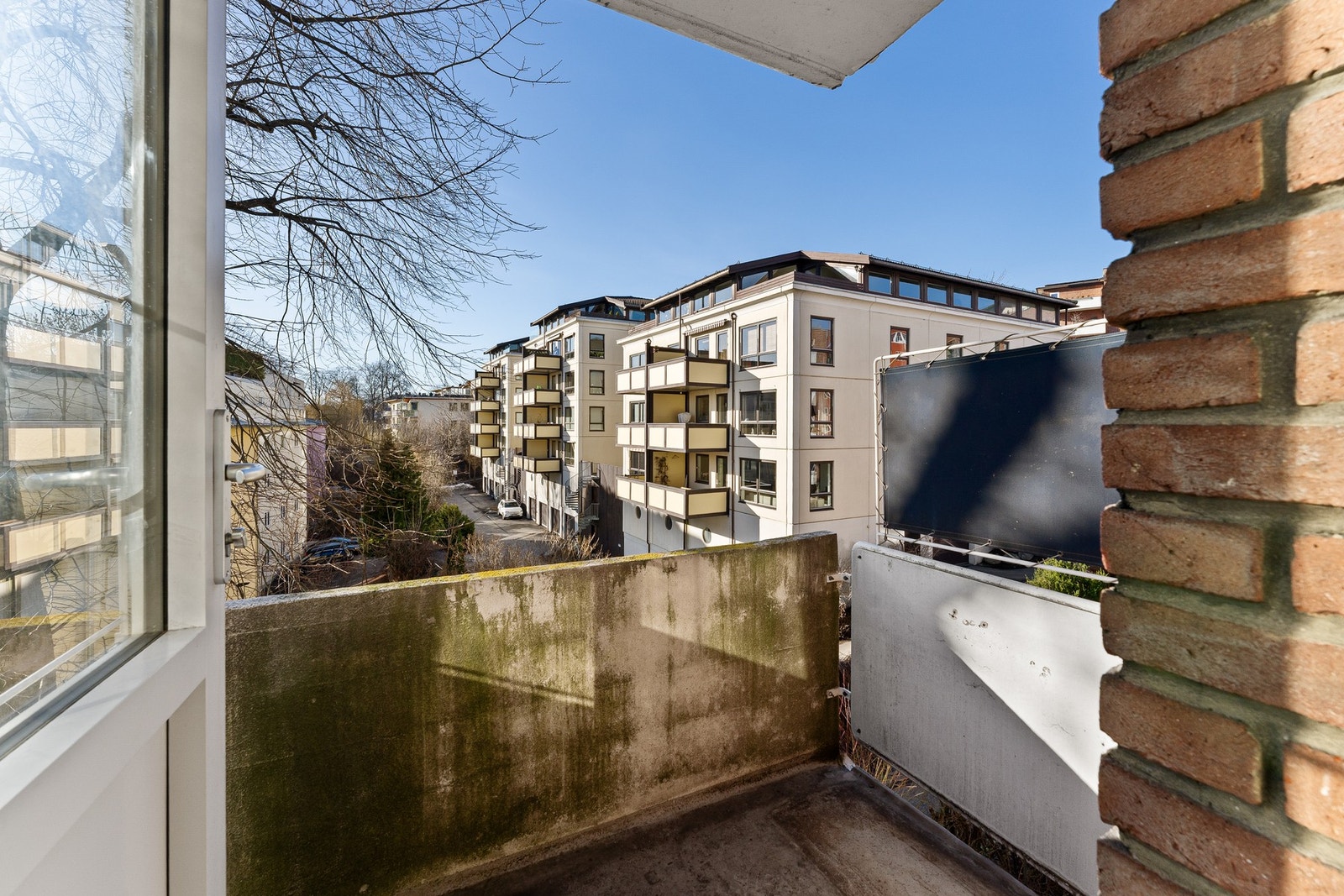 Balkong med utsyn mot bakgård og kveldssol! Galleribilde