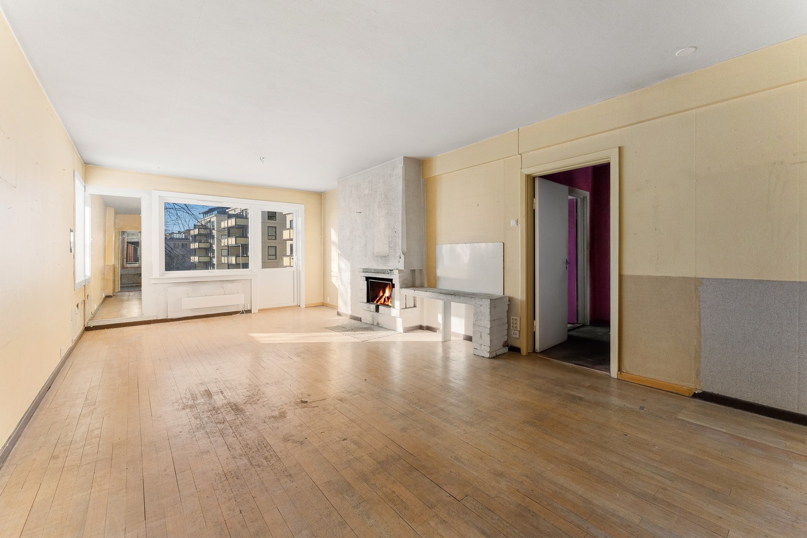 Stor og åpen stue med lys inn fra tre sider. Vinduer skiftet ut i 2018 Galleribilde