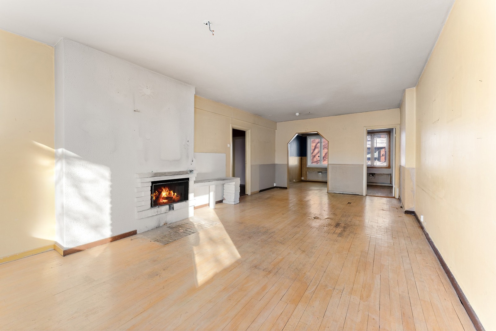 Stor og åpen stue med lys inn fra tre sider Galleribilde