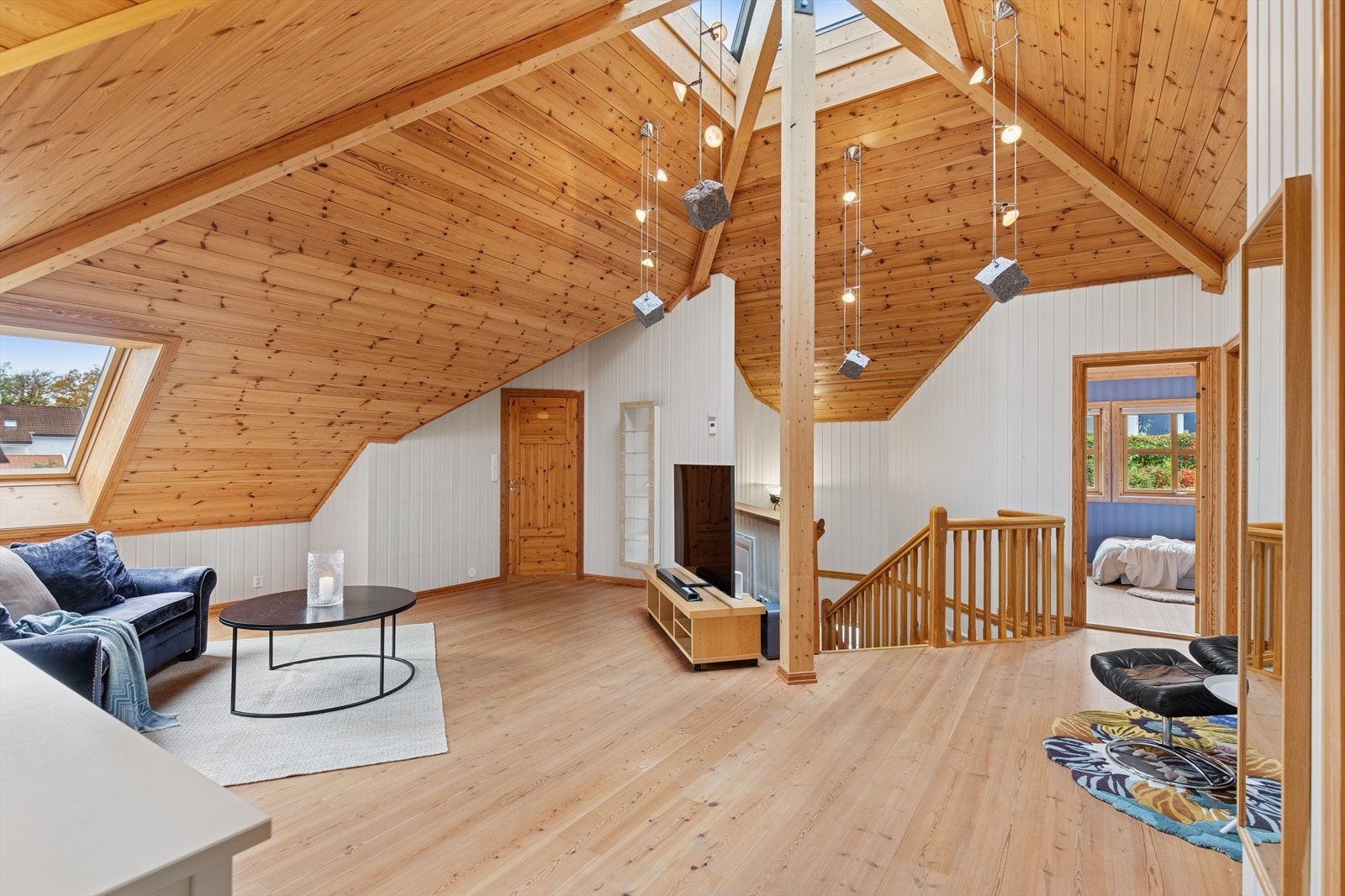 Loftstue med full takhøyde, sammen med det unike kuppelformede takvinduet får rommet fantastisk lysinnslipp og romfølelse. Galleribilde