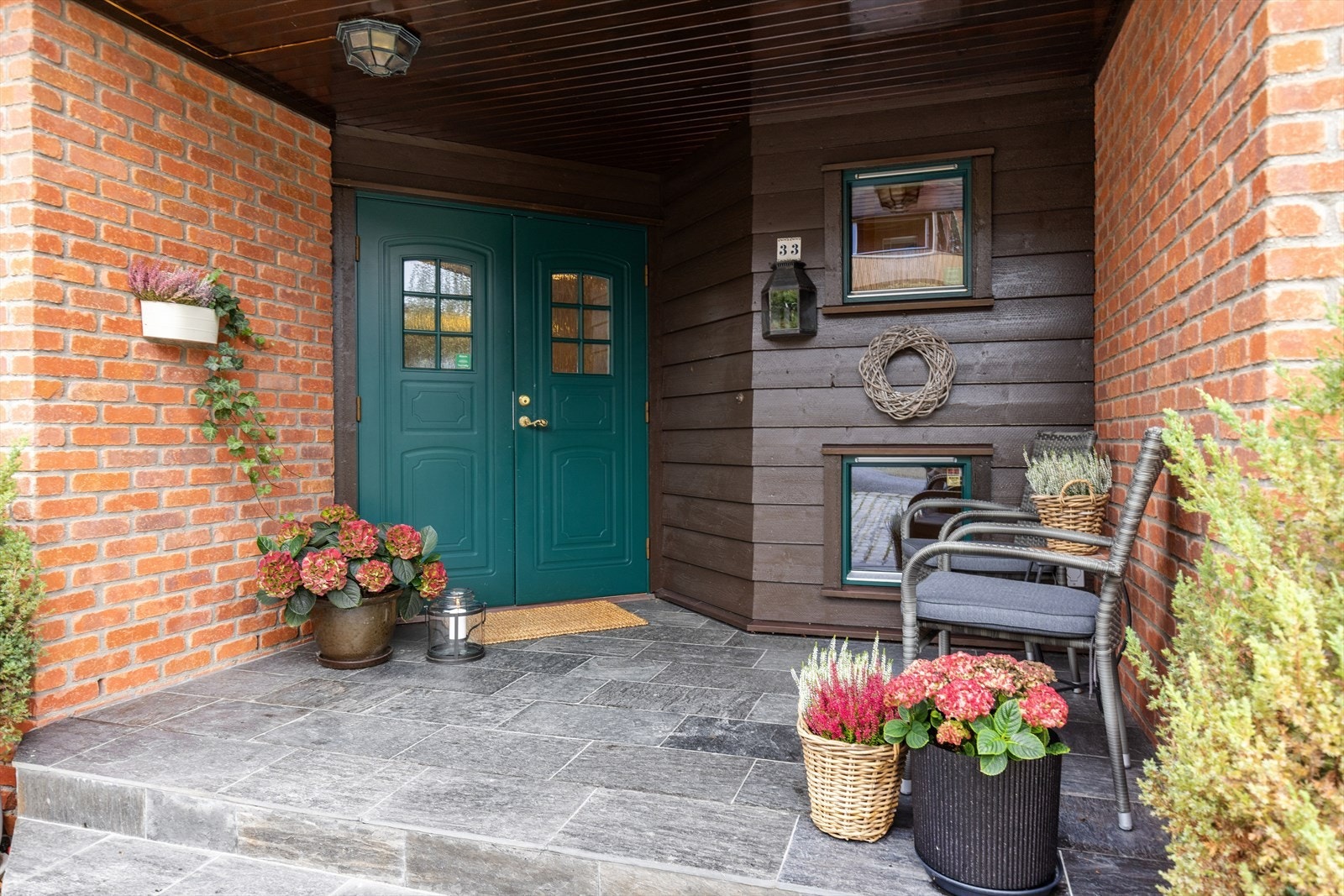 Inngangspartiet ligger i et innhugg med godt overbygg - praktisk og beskyttet mot vær og vind. Galleribilde