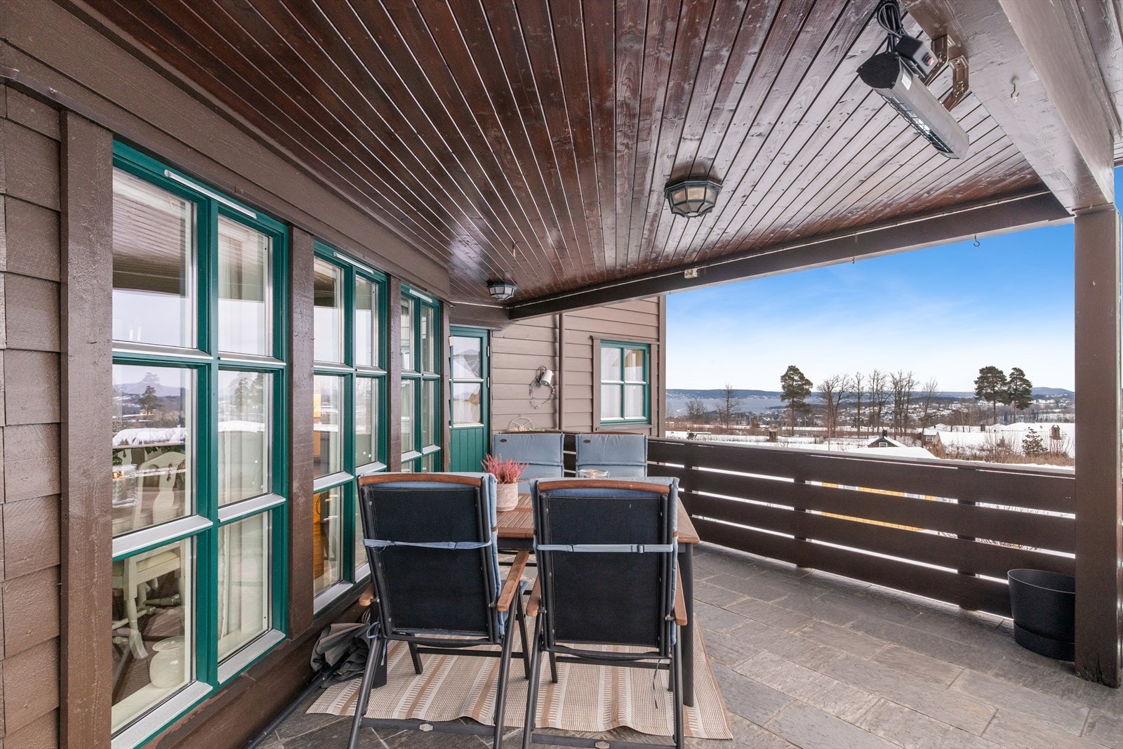 Terrasse i første etasje med utgang fra kjøkken og stue, og vidstrakt utsikt mot Oslofjorden. Galleribilde