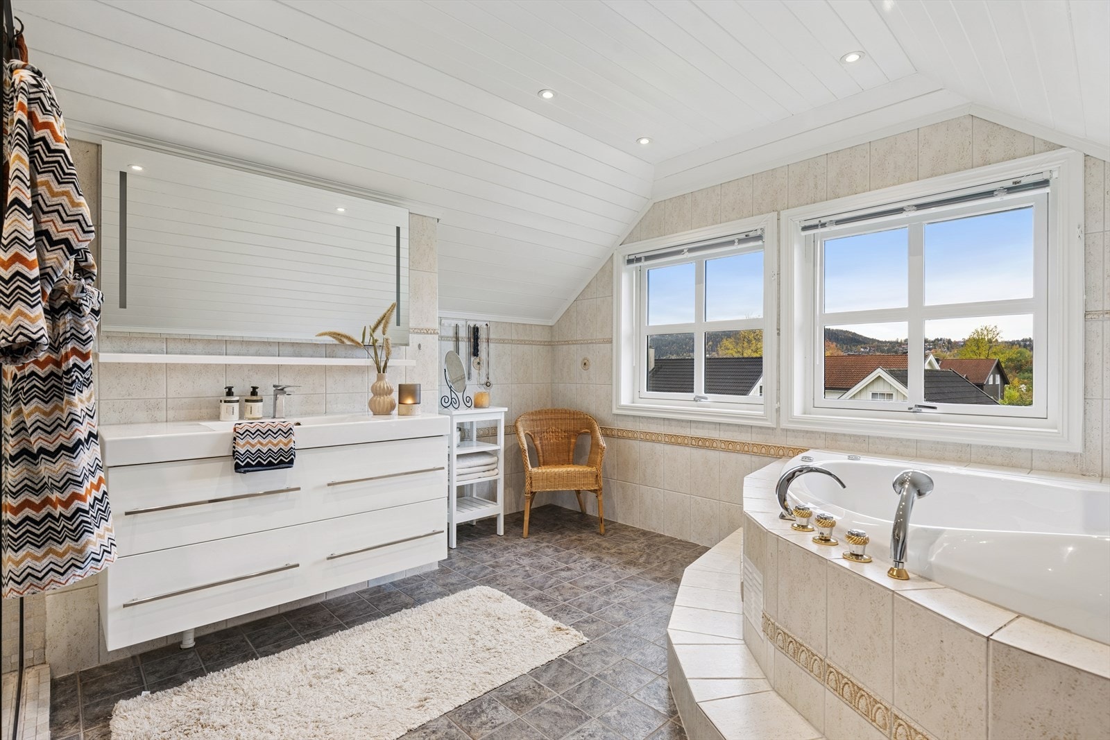 Romslig bad med boblebad, dusjnisje og doble servanter Galleribilde