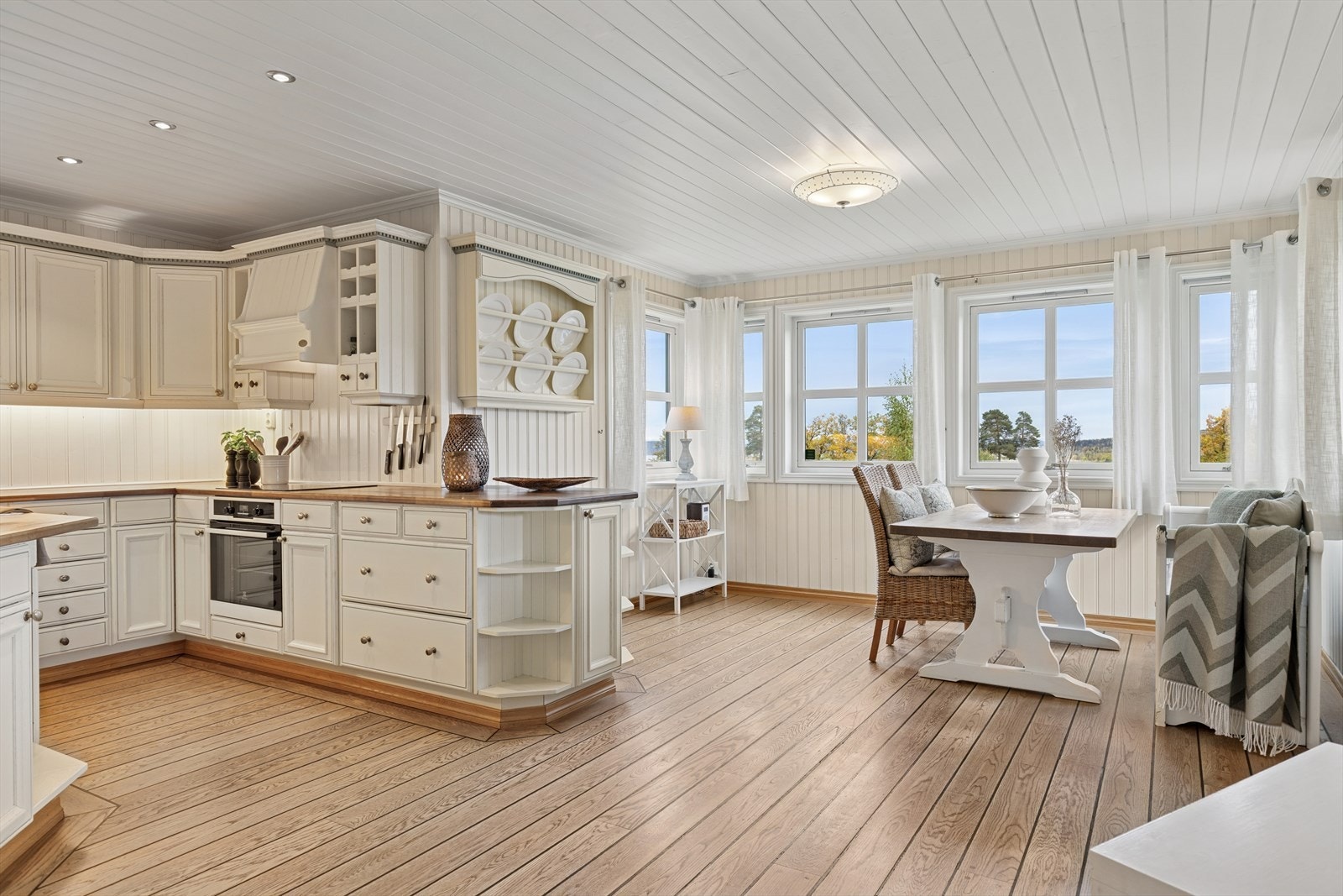 Stort og lyst kjøkken med spisestue og utgang til solrik terrasse - perfekt for både hverdag og selskap. Galleribilde