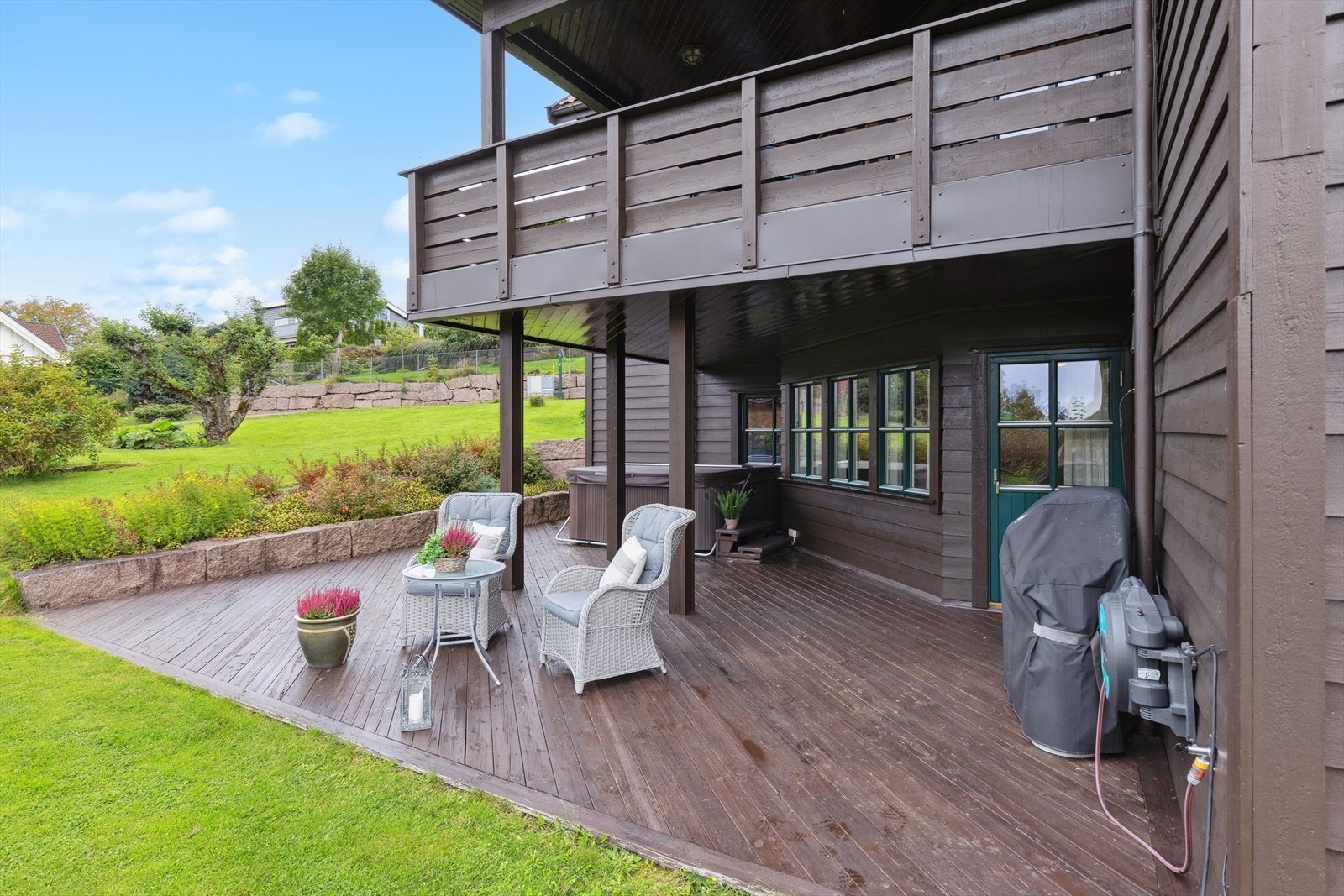 Underetasjen har egen inngang, og er tilrettelagt for kjøkken på det ene soverommet - muligheter for en fremtidig hybel Galleribilde