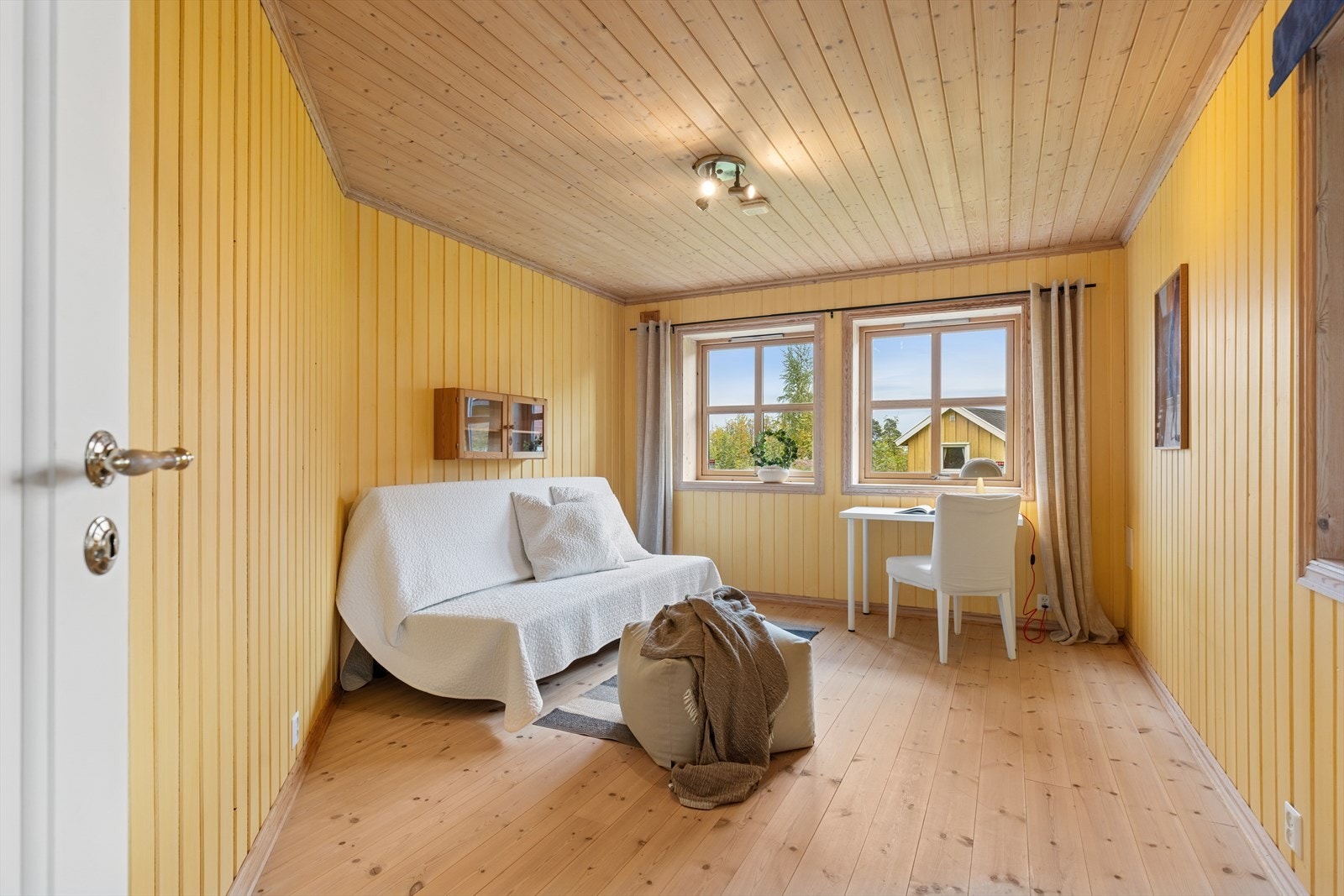 Ett av totalt tre soverom i underetasjen Galleribilde