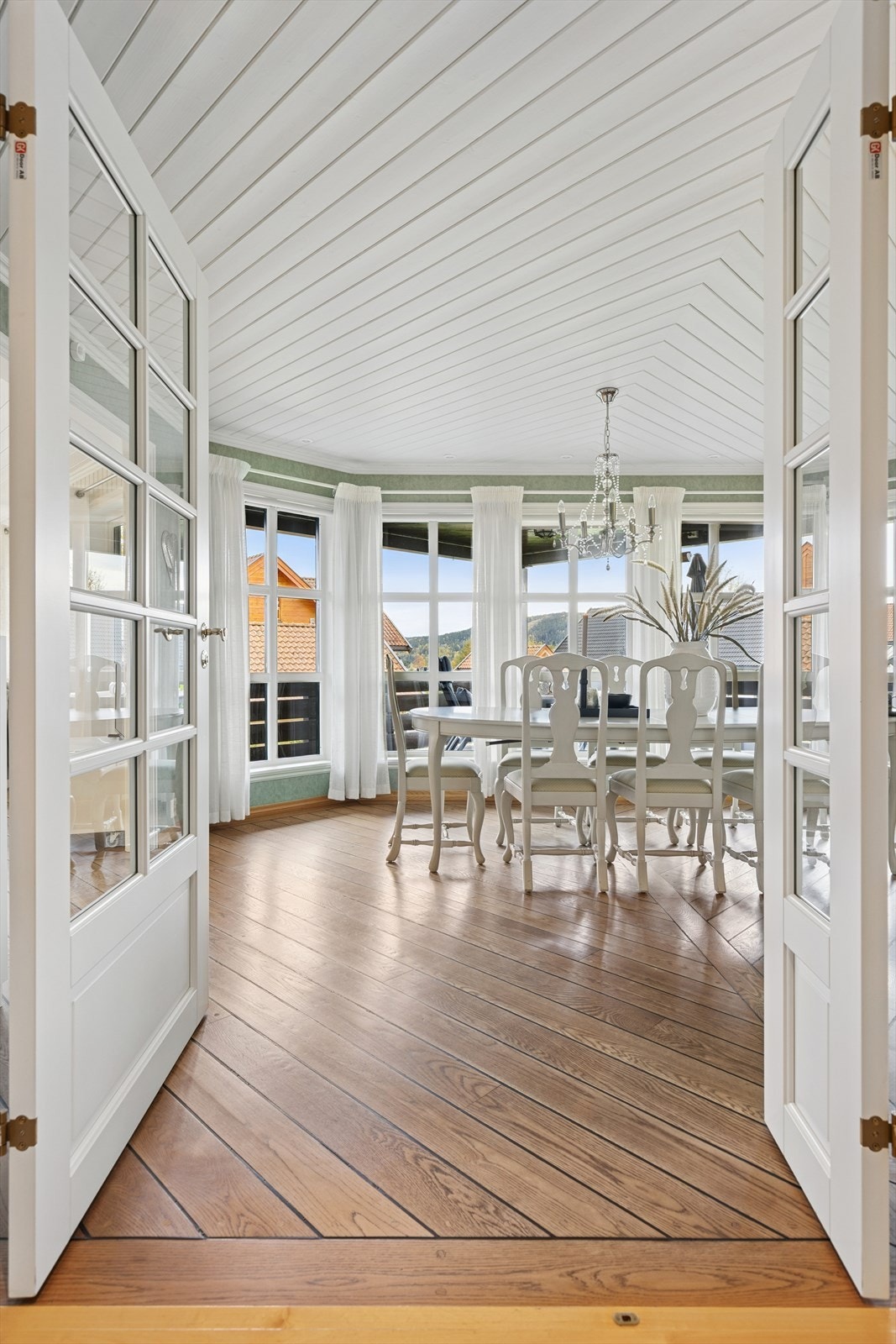 Store vindusflater som slipper inn rikelig med naturlig lys. Galleribilde