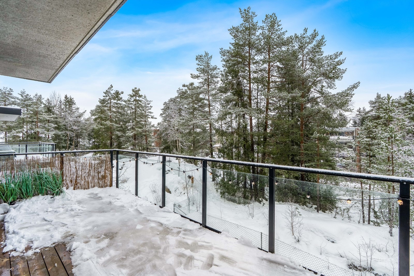 Fra balkongen er det fint utsyn mot de frodige omgivelsene, og ikke noe innsyn! Galleribilde