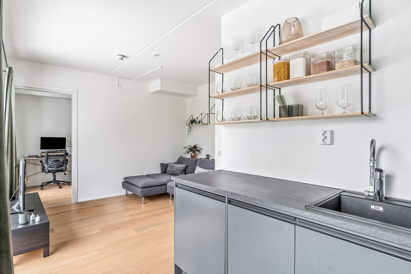 Videre er stekeovn, platetopp og oppvaskmaskin integrert i innredningen. Galleribilde