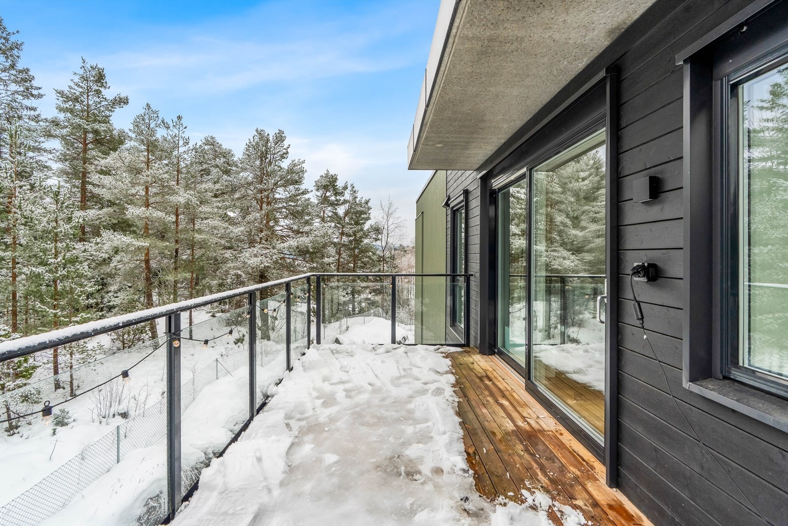 Balkongen blir en forlengelse av stuen i sommerhalvåret. Galleribilde