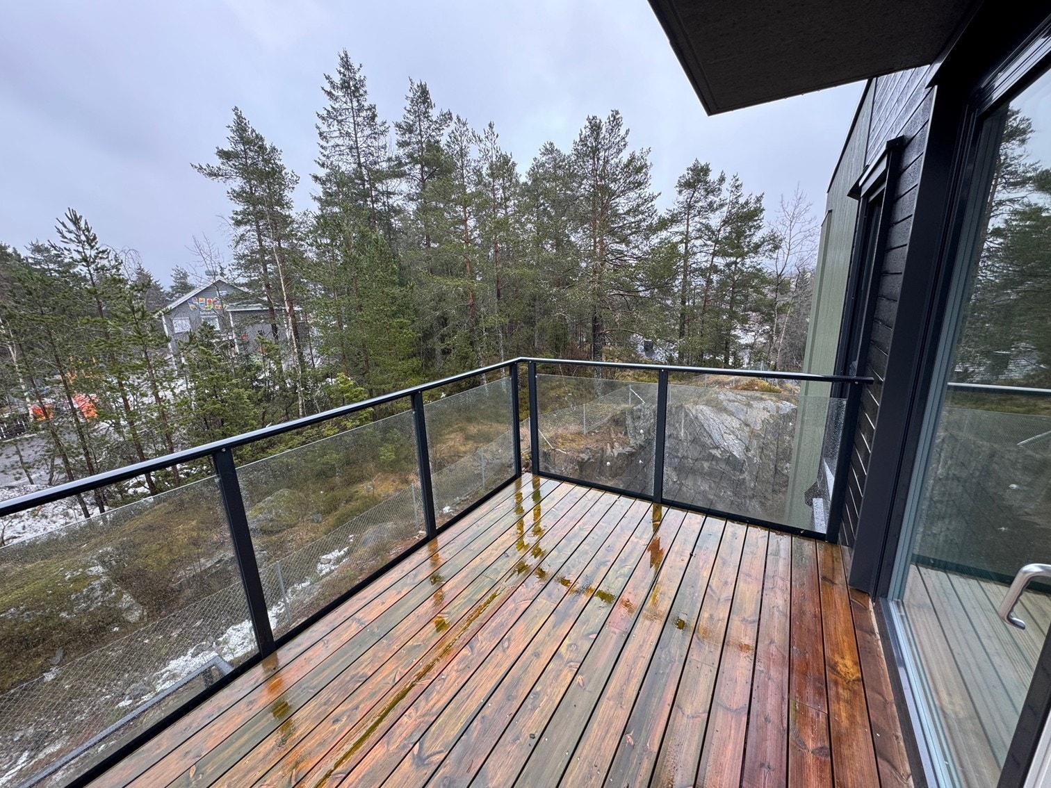 Fra balkongen er det fint utsyn mot de frodige omgivelsene, og ikke noe innsyn! Galleribilde