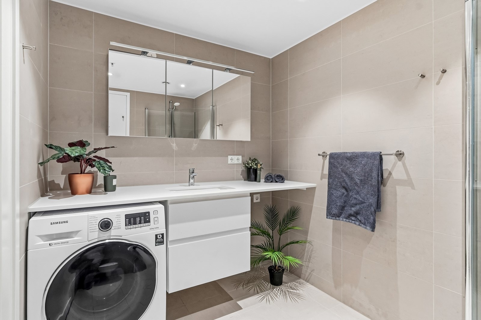 Under servanten er det montert et benkeskap med glatte fronter. I tillegg har badet opplegg for vaskemaskin. Galleribilde