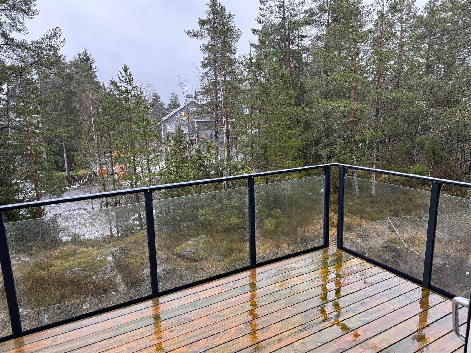 Det medfølger en stor balkong på hele 13 kvm, med flott utsyn mot nærområdet. Galleribilde