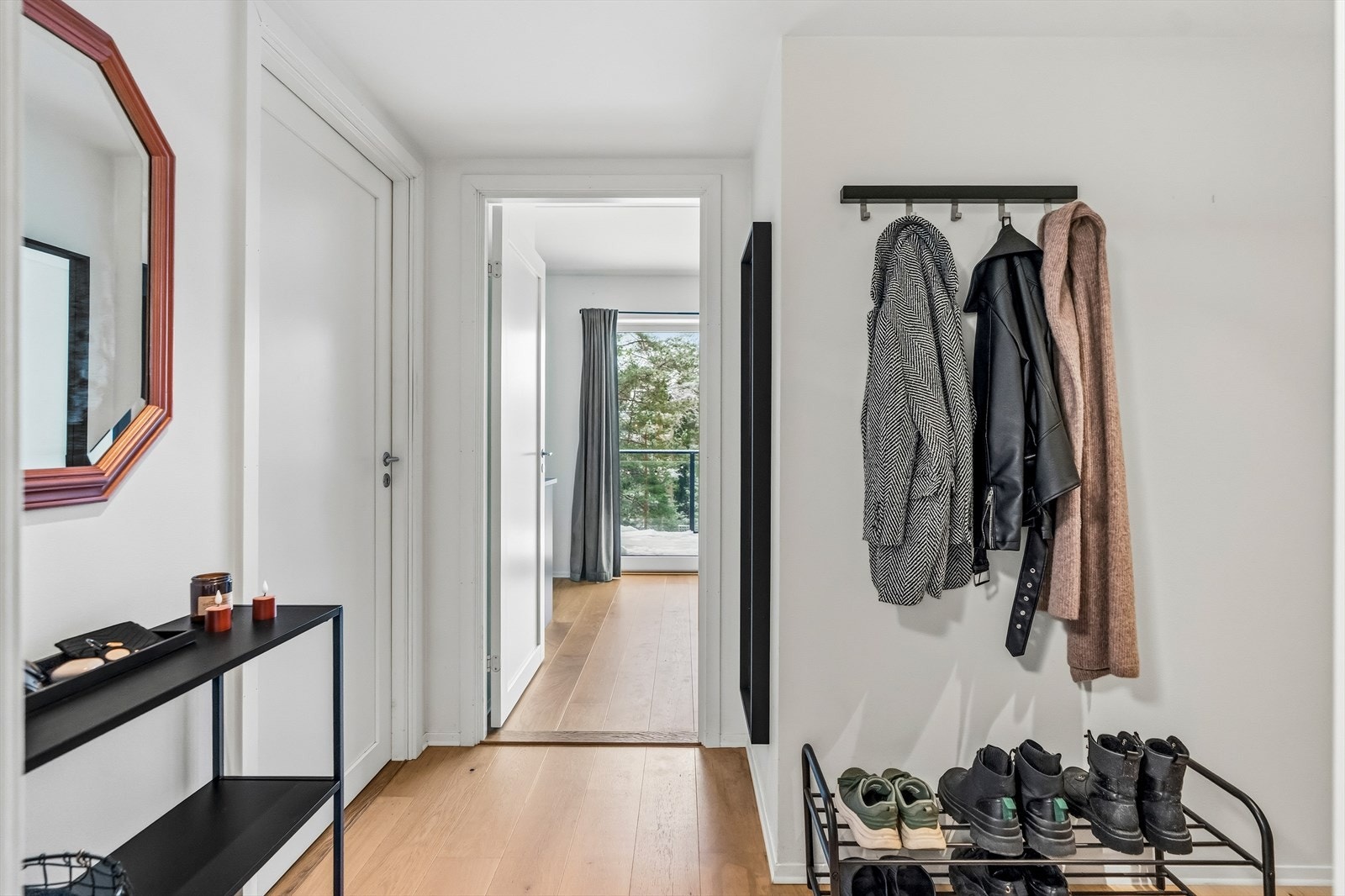 Leiligheten har en lys og innbydende entré, med plass til å henge fra seg yttertøy og sette fra seg sko. Galleribilde