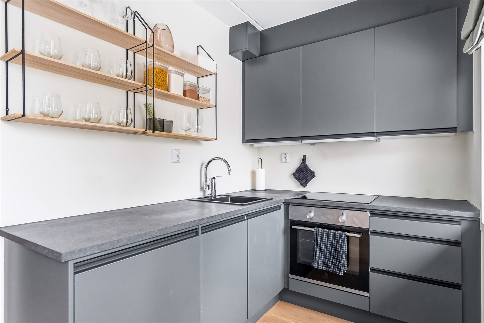 Innredningen har skap med glatte fronter, samt en laminat benkeplate med nedfelt kum. Galleribilde