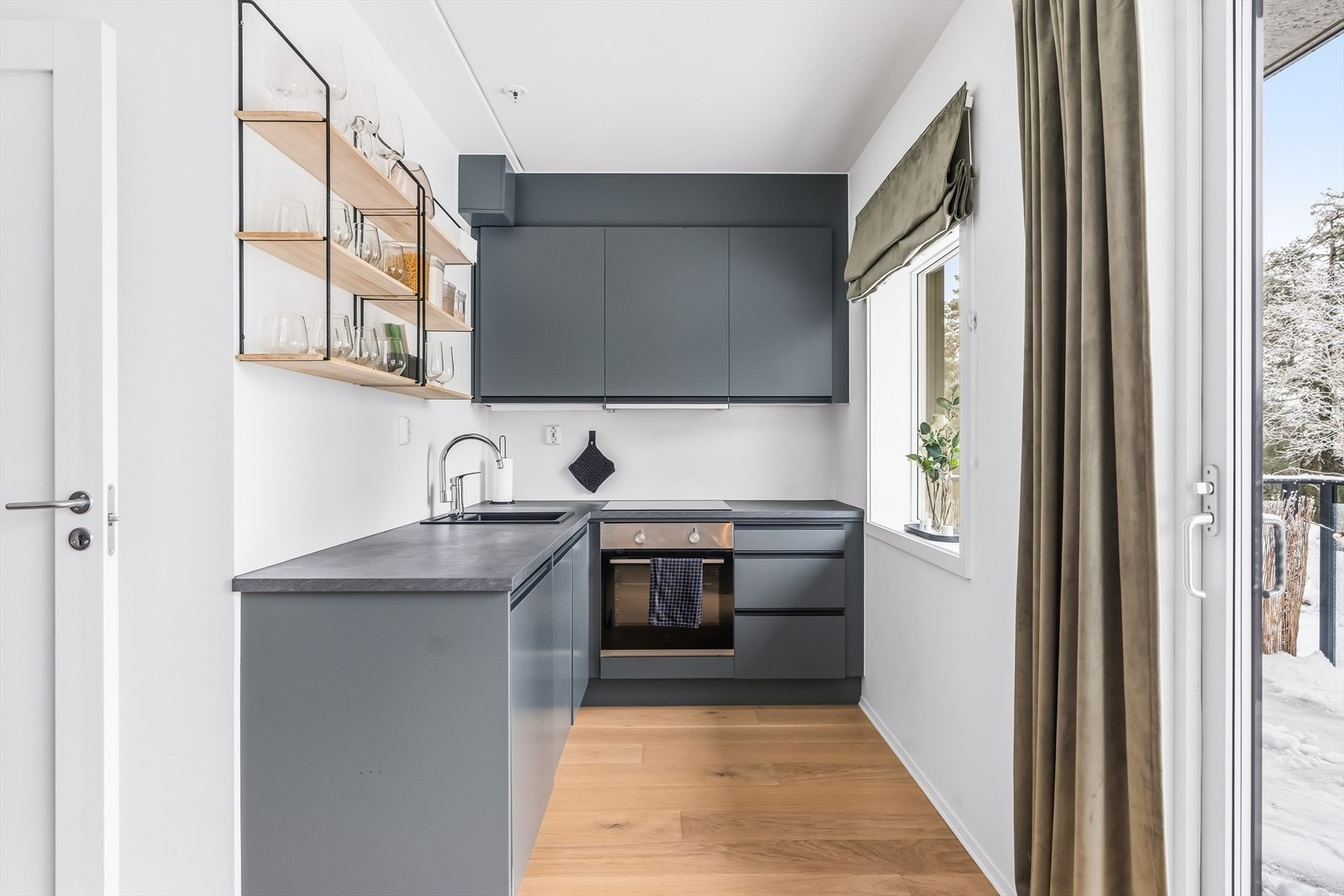 Kjøkken og stue ligger i åpen og sosial løsning, og kjøkkenet er godt utnyttet! Galleribilde