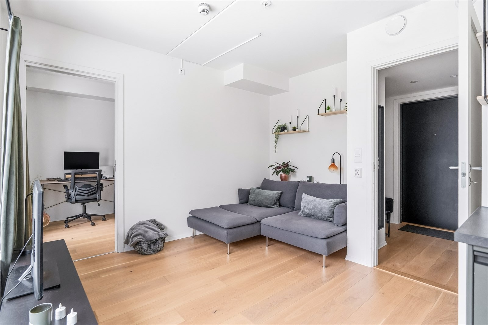 I rommet er det plass til sofaseksjon og tv-møbel. Galleribilde