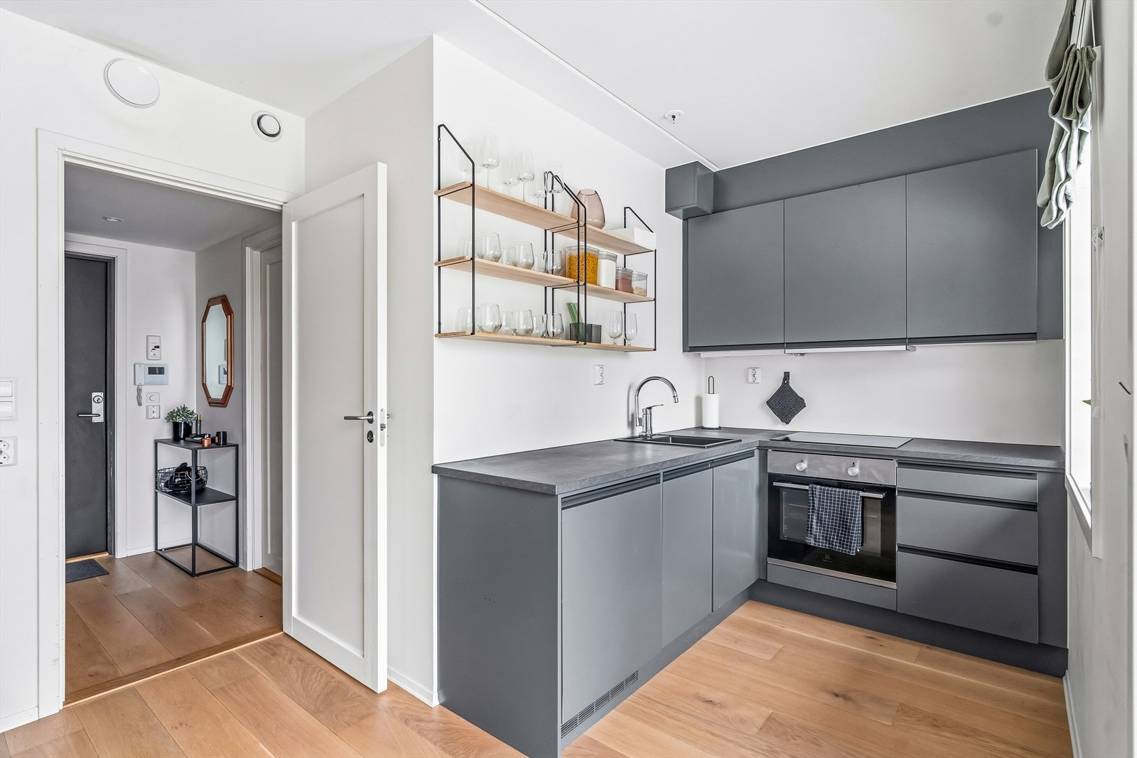 Boligen rommer entré, åpen stue-/kjøkkenløsning, bad og soverom, samt en praktisk bod. Galleribilde