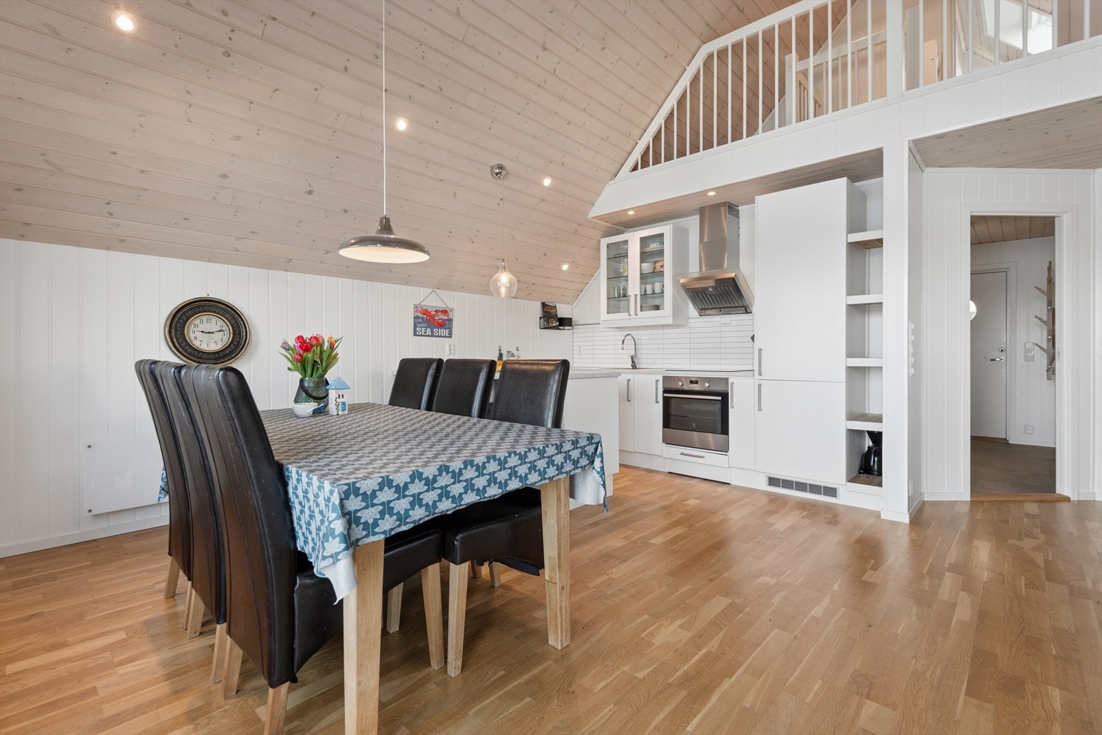 Her kan du samle mange rundt bordet til hyggelige måltider. Galleribilde