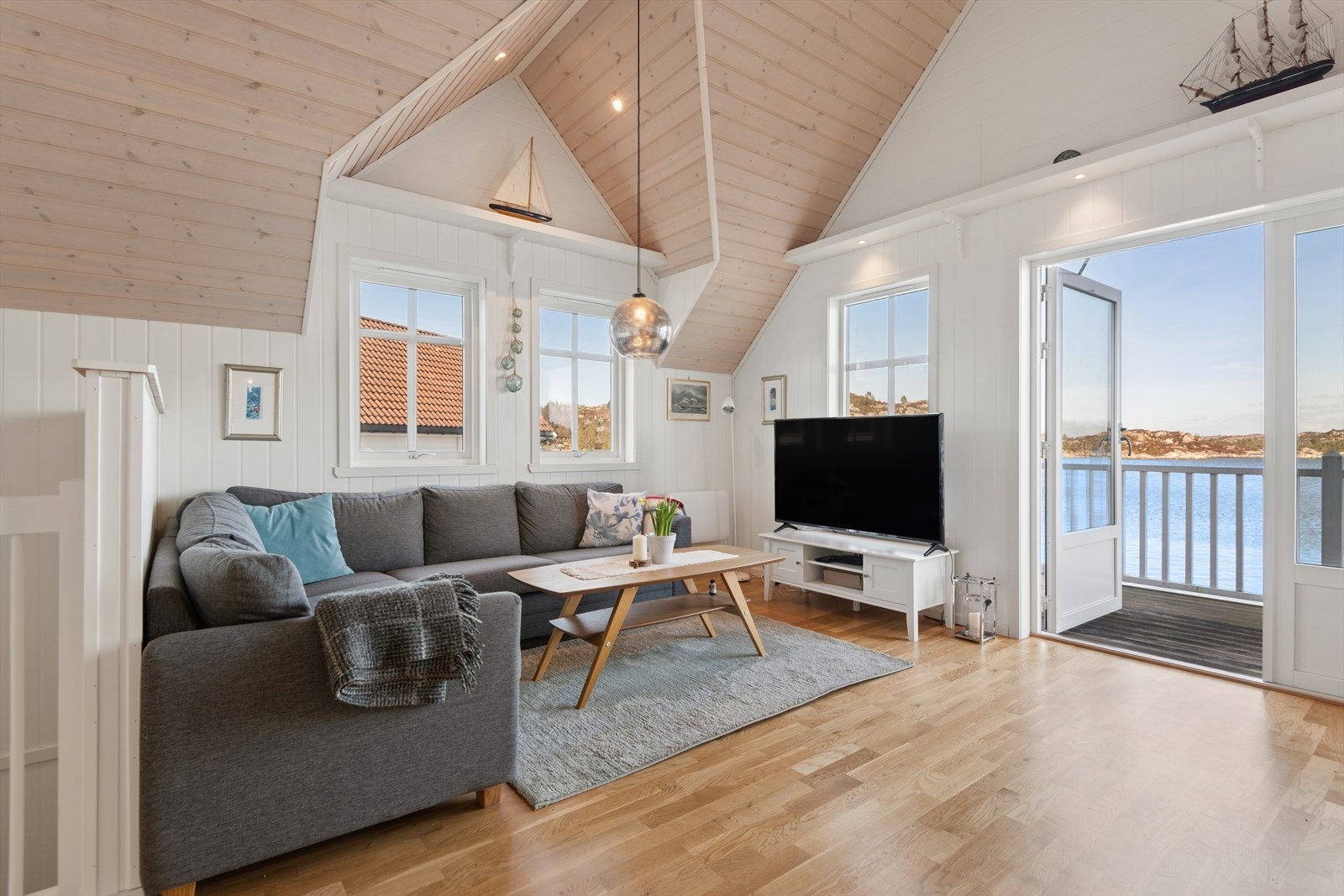 Stuen har god plass til en romslig sofagruppe og er et sentralt samlingspunkt i etasjen. Galleribilde