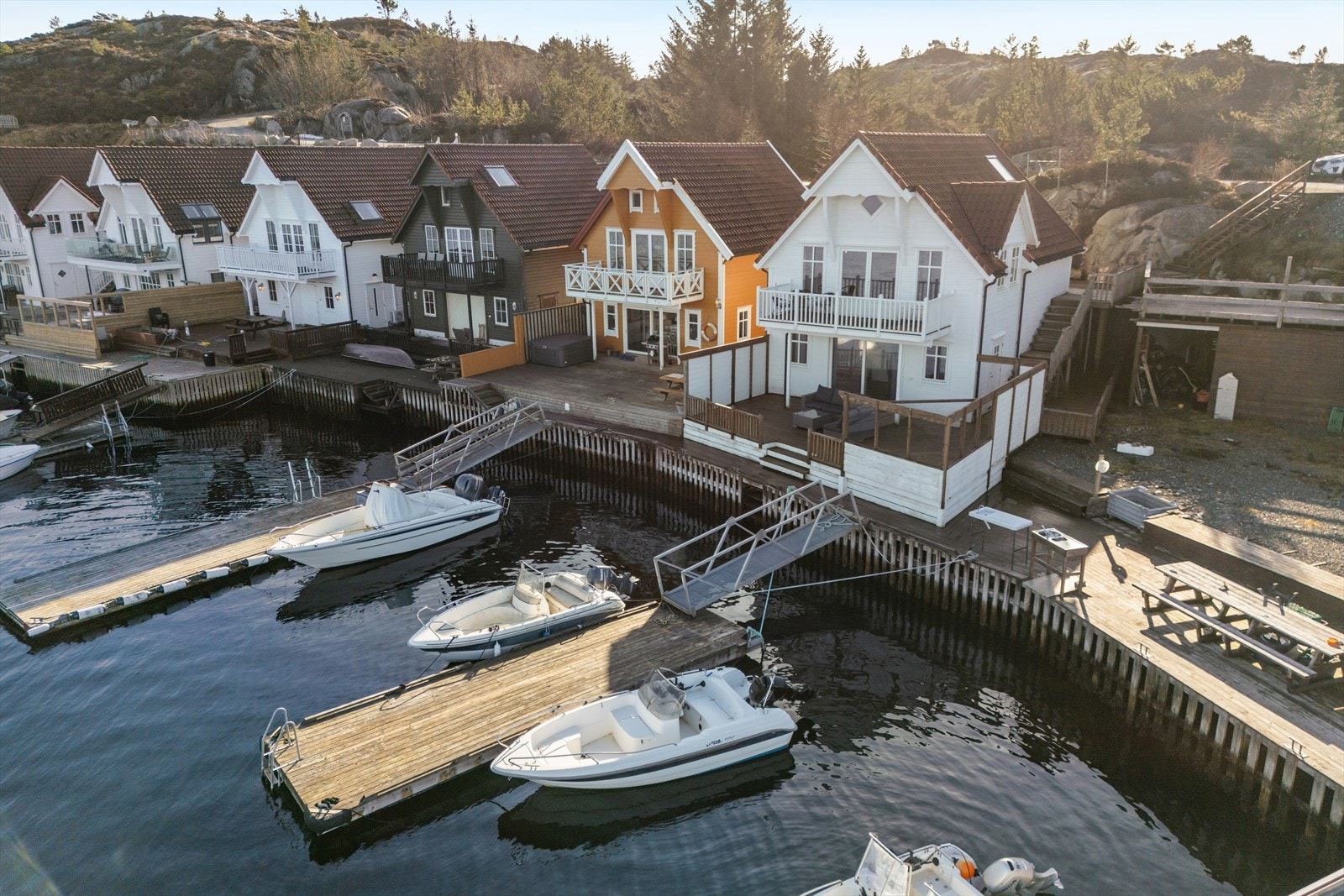 Eiendommen ligger i idylliske, maritime omgivelser med umiddelbar tilgang til sjøen. Galleribilde