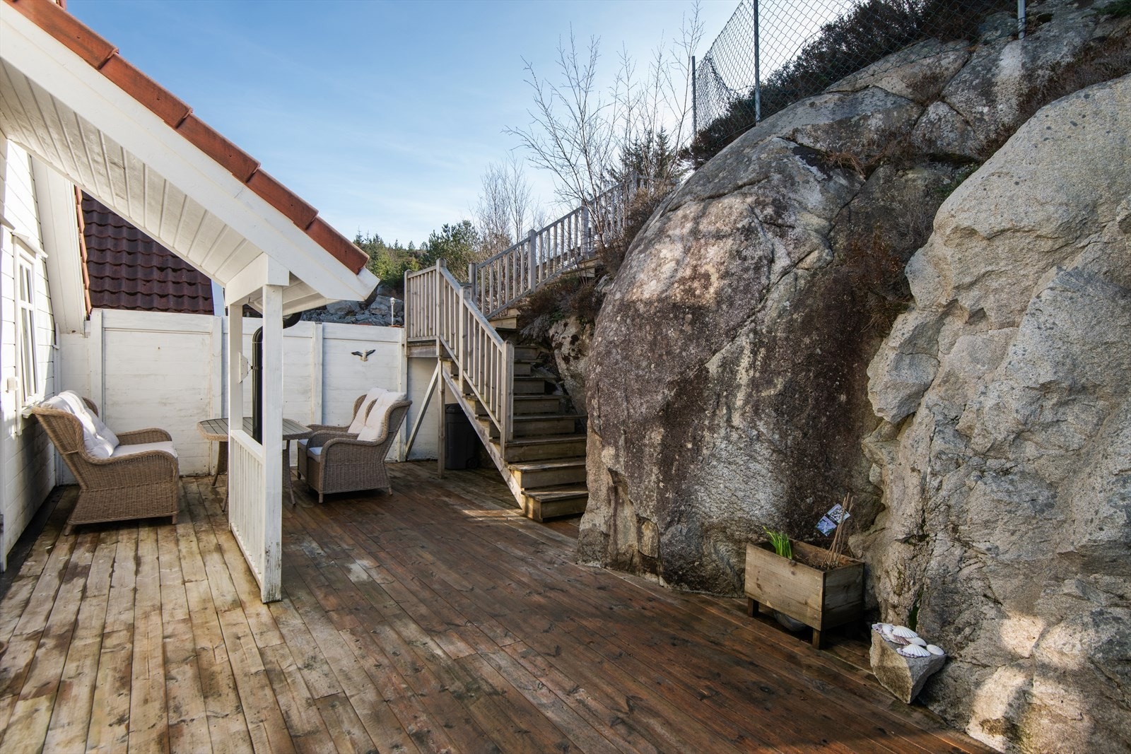 Eiendommen har adkomst fra baksiden via trapp. Galleribilde