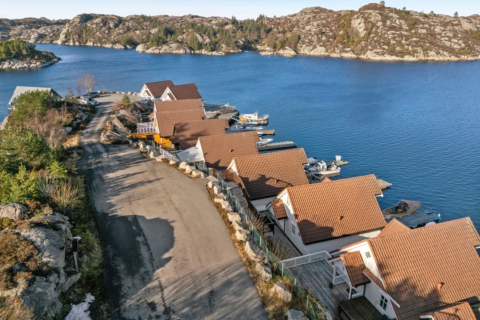 Området er preget av vakker natur, svaberg og sjø. Galleribilde