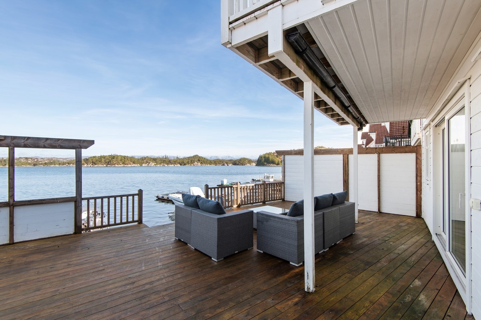 Den romslige terrassen har god plass til utemøbler og grillutstyr. Herfra er det direkte tilgang til sjøen. Galleribilde