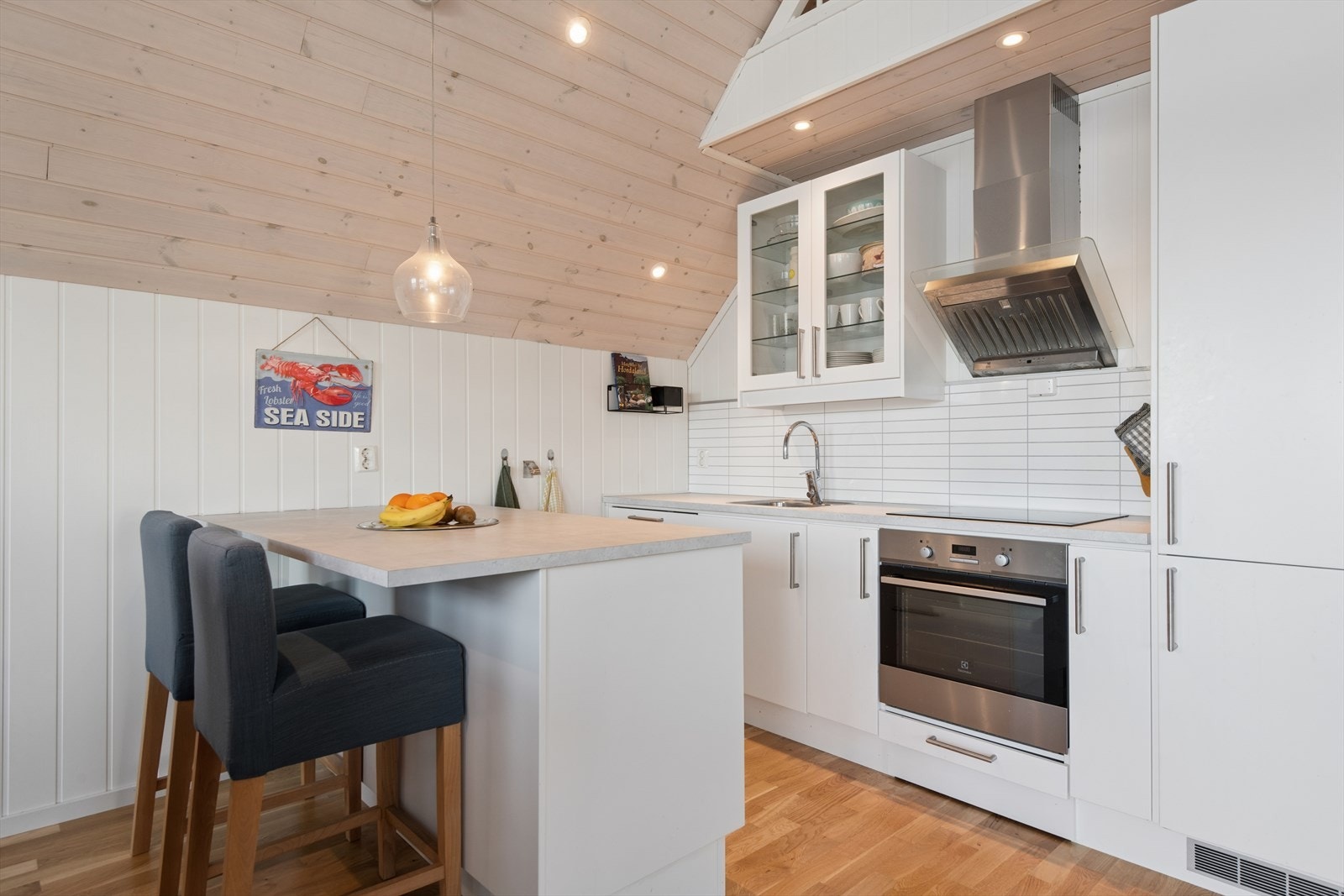 Innredningen har glatte fronter og integrerte hvitevarer som kjøl/fryseskap og oppvaskmaskin. Galleribilde