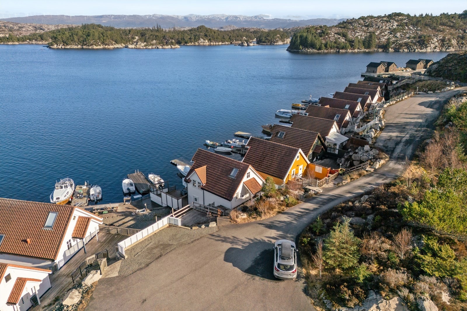 Beliggenheten gir umiddelbar nærhet til sjøen og flotte turmuligheter i kystlandskapet. Galleribilde