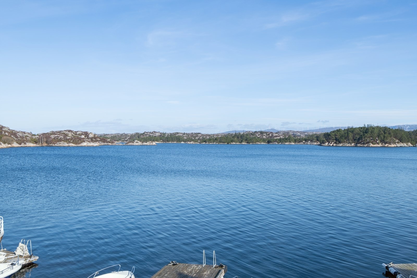 Fra eiendommen er det en vidstrakt utsikt sjøen og omkringliggende holmer. Galleribilde