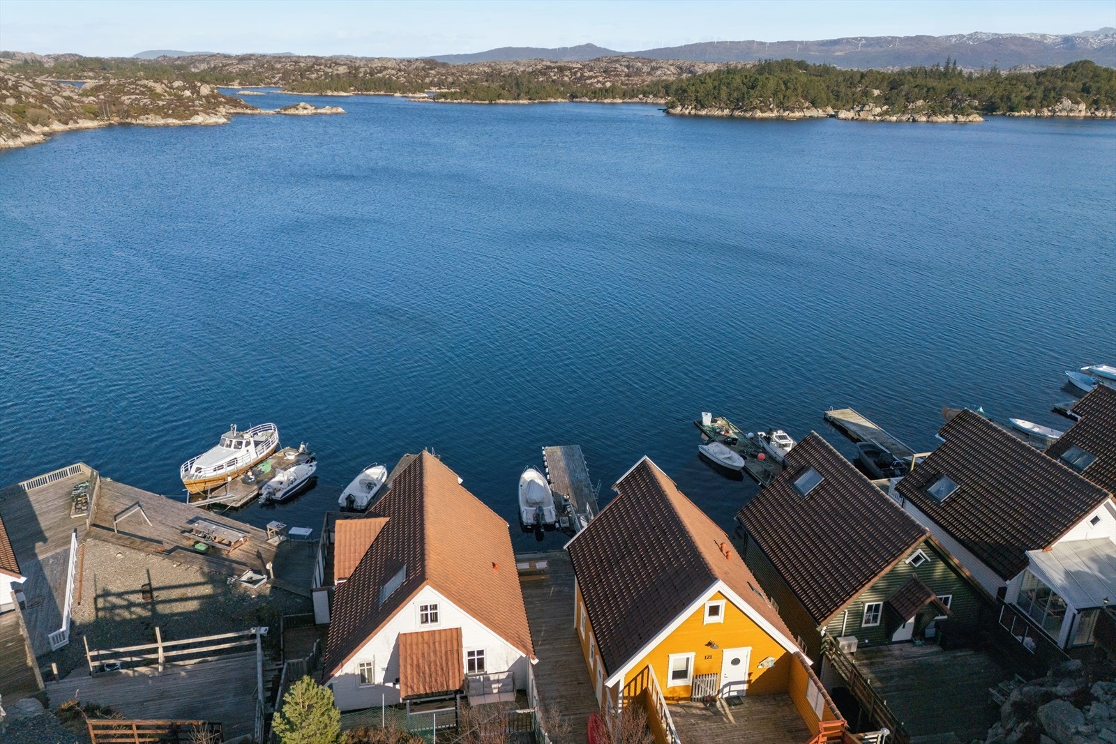 Her ligger alt til rette for et aktivt liv på og ved vannet, med båtplasser rett utenfor døren. Galleribilde