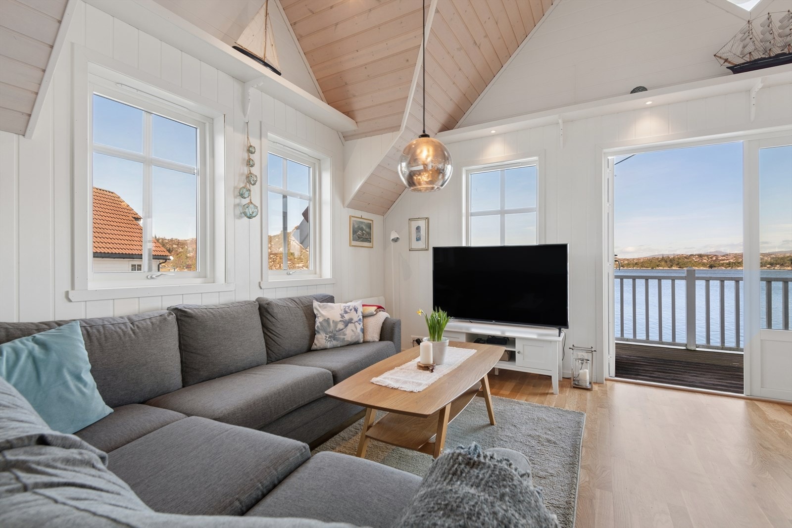 Stuen har lysmalte vegger og parkettgulv. Galleribilde