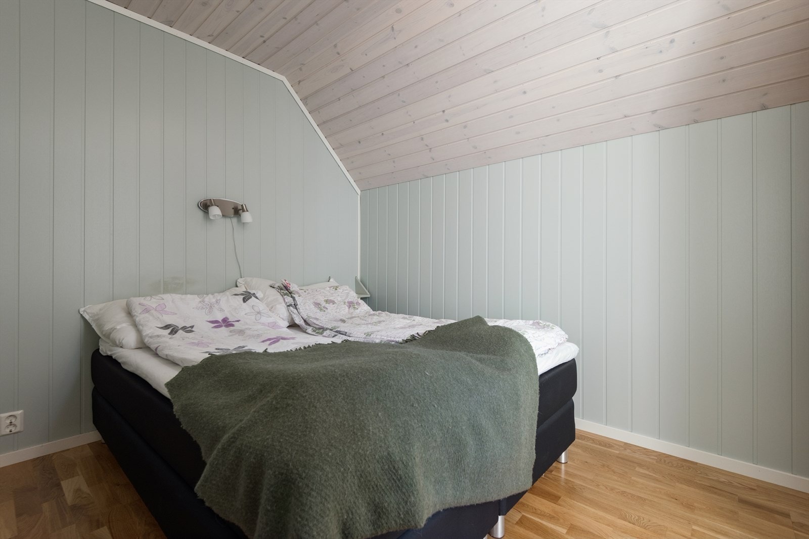 Hovedsoverom med parkettgulv og panelplater på veggene. Galleribilde