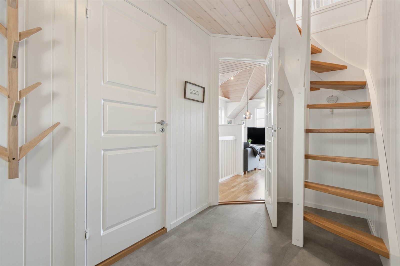 Velkommen inn i en lys entré med varme i gulvet. Galleribilde