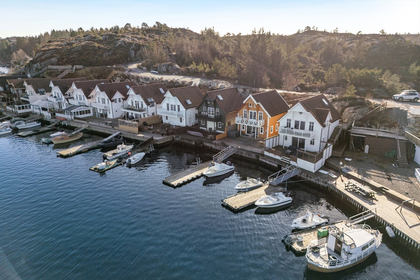 Eiendommen er en del av et veletablert og attraktivt rorbumiljø på Bømlo. Galleribilde