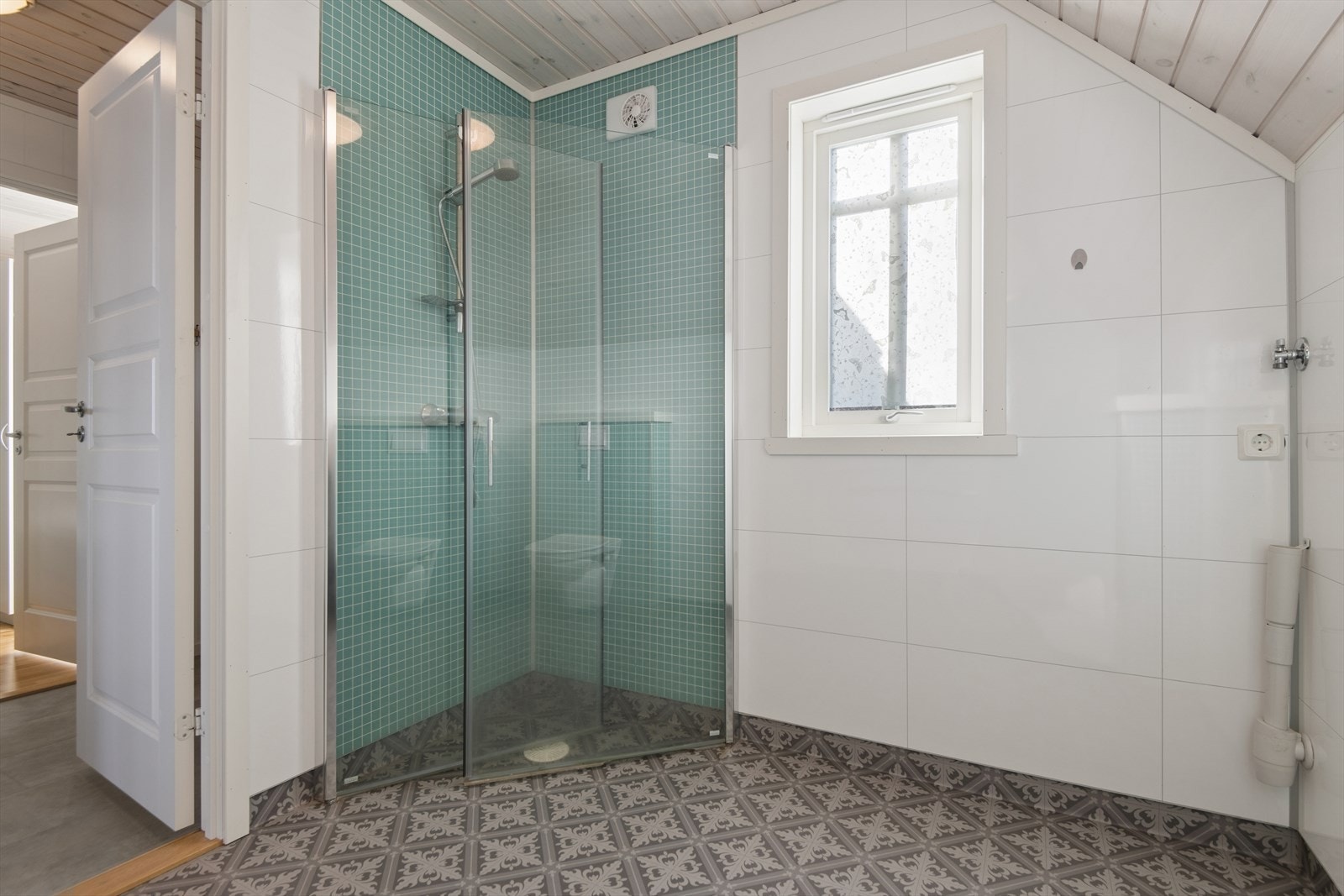 Badet er utstyrt med dusjhjørne med innfellbare dører Galleribilde